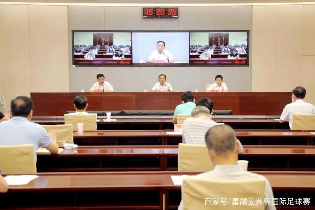 范志毅直播时突然对着屏幕怒吼：你们这帮人懂个球！董路带的这帮12岁孩子，在意大利踢了7场，全胜夺冠，点球干掉英超埃弗顿梯队，创造了亚洲球队的历史。回国后，等来的不是鲜花，而是铺天盖地的“业余炒作”、“博热度”。有人扒出董路九年自掏腰包5800万搞青训，不收钱、不签合同，就带孩子去海外踢90...